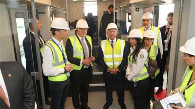 من سوق السمك للقطار الكهربي.. رئيس ألمانيا يصل