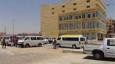 موقف أكتوبر بالحصري بلا رقابة مرورية وشكاوى مستمرة من المواطنين