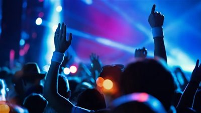 افتتاح ملهى ليلي للمراهقين يثير جدلًا واسعًا في «سويسرا الشرق»