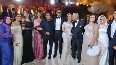 شاهد| محمد فؤاد يشعل أجواء حفل زفاف ابنة شقيقه عبد العزيز
