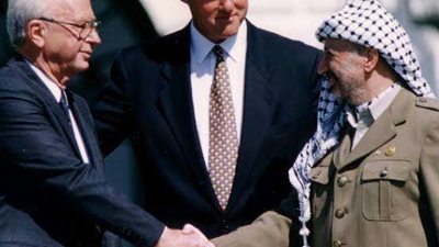اتفاق أوسلو بداية المسار السلمي وتحديات التنفيذ في الصراع الفلسطيني-الإسرائيلي