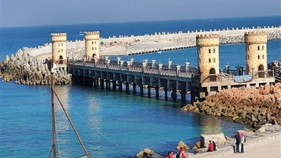 نسب إقبال ضعيفة ورفع الرايات الصفراء على شواطئ الإسكندرية