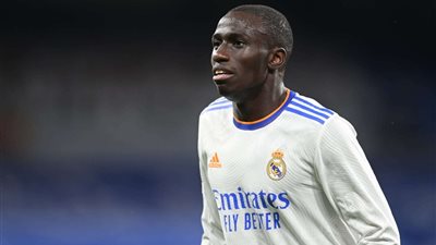 لمد عقده ثلاثة سنوات.. ريال مدريد يحصل على موافقة ميندي