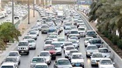 كثافة مرورية بحركة سير السيارات بشوارع القاهرة والجيزة