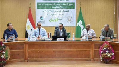 محافظ الشرقية يشهد توزيع 50 حقيبة مدرسية على الطلاب من الأسر الأولى بالرعاية