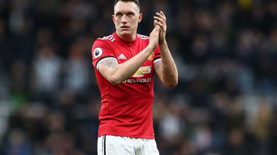 فيل جونز: عشر سنوات من النجاح والبطولات مع مانشستر يونايتد