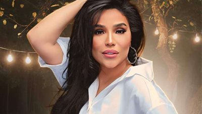 أمينة ترد على منتقدى تصرفها مع إحد العاملين في فرقتها