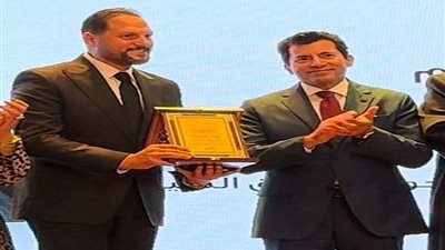 وزير الشباب يكرم الفنان عماد زيادة عن دوره في مسلسل نعمة الأفوكاتو