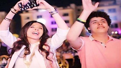 تعليق غير متوقع من دينا بشأن علاقة ابنها بمهنتها كراقصة (فيديو)