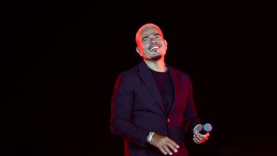 عمرو دياب يسحر الجماهير في حفل أسطوري بالأهرامات