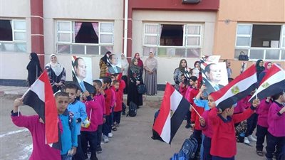 مدارس البحيرة تستقبل طلابها في اولى ايام العام الدراسي الجديد بعلم مصر والبلالين
