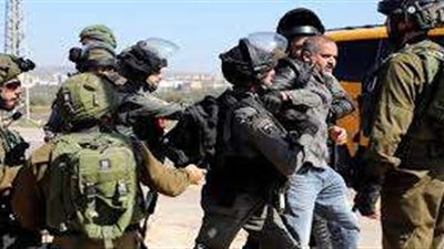 بينهم طفل.. قوات الاحتلال تعتقل 10 فلسطينيين بالضفة الغربية