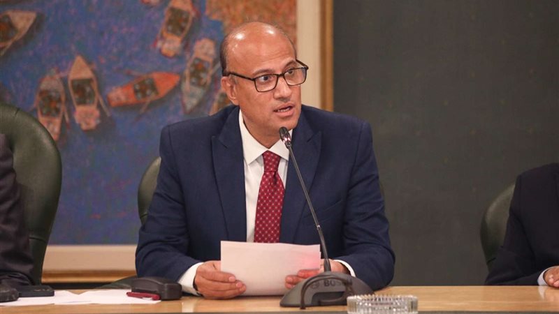الكاتب الصحفي حسين