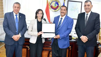 محافظ البحيرة تكرم مدير مدرسة شريف محروس غانم الابتدائية بقرية دربك بدمنهور