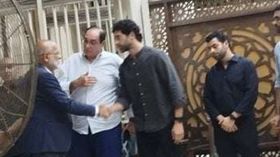 المخرج مجدي أحمد علي يودّع شقيقه من مسجد الحامدية الشاذلية
