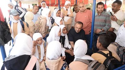 محافظ أسيوط يتابع تنفيذ نقل الطلاب من جزيرة نزلة باقور إلى مدارسهم بالأتوبيس النهري