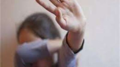 سائق توكتوك ينهي حياة طفلته بعصا خشبية في القليوبية