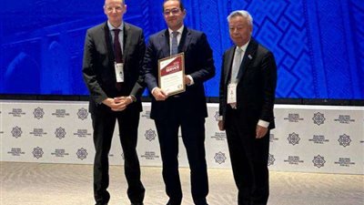 رئيس البنك الآسيوي يكرم «كجوك» عميد المديرين التنفيذيين.. ويتمنى له التوفيق في «مجلس المحافظين»