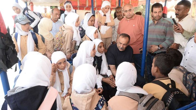 محافظ أسيوط وسط التلاميذ