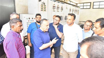 محافظ أسيوط يتفقد التشغيل التجريبي لمحطة رفع صرف صحي الواسطى بمركز الفتح