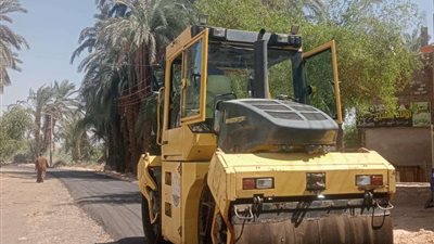 رصف طريق أسيوط/الغنايم الشرقي بنطاق قرية الزاوية ومتابعة مركز أسيوط