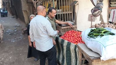 إزالة إشغالات وتعديات الباعة الجائلين على حرم الطرق بمدينة أبوتيج بأسيوط