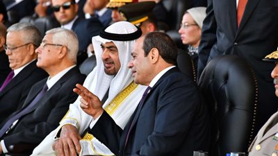 السيسي وآل نهيان يرفعان علم القوات المُسلّحة على مبنى الأكاديمية العسكرية بالعاصمة الإدارية