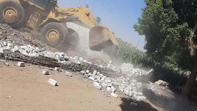 إزالة لـ 6 حالات تعدي على أراضي زراعية ومخالفة بناء بمركزي القوصية وأسيوط
