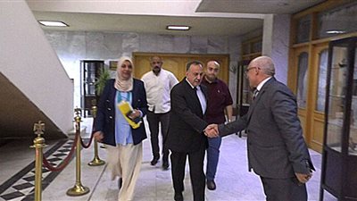 محافظ أسيوط يهدى التلاميذ الأيتام والأسر الأولى بالرعاية 200 لحاف وحقيبة مدرسية