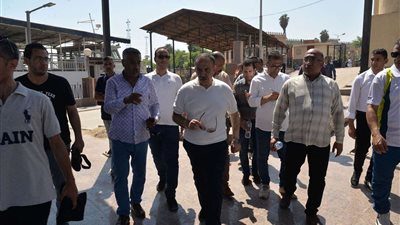 محافظ أسيوط يتفقد مرسى العبارات النهرية بمنطقة الحمراء ومرسى حورس السياحي ويوجه بالبدء في تطويرهما