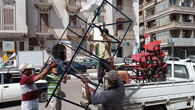 إزالة اشغالات وتعديات الباعة الجائلين على حرم الطرق بحي شرق أسيوط