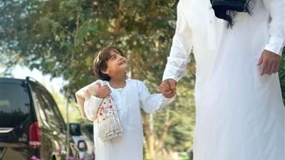 تامر حسني يشارك صورة مميزة مع ابنه آدم ويعلق بكلمات مؤثرة