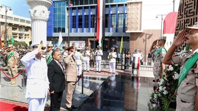 محافظ الشرقية يُحيي ذكرى انتصارات أكتوبر بوضع إكليل من الزهور على النصب التذكاري للشهداء