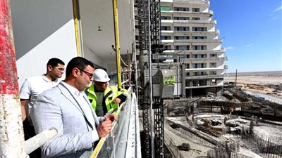 الشربينى يتفقد تنفيذ أبراج الداون تاون و