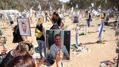 عائلات المحتجزين الإسرائيليين تبدأ إضراباً عن الطعام احتجاجاً على 