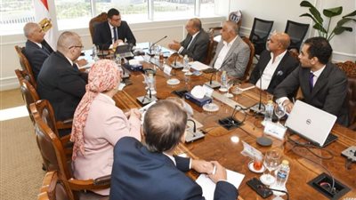 وزير الإسكان يتابع منظومة النقل الجماعى بالمدن الجديدة