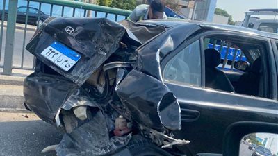مرور القاهرة يرفع حطام حادث تصادم سيارة بكورنيش النيل