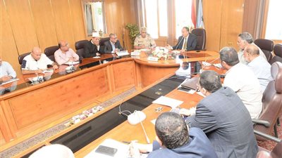 محافظ أسيوط يشهد اجتماع استعراض إمكانيات الأجهزة التنفيذية لمجابهة الأزمات والكوارث