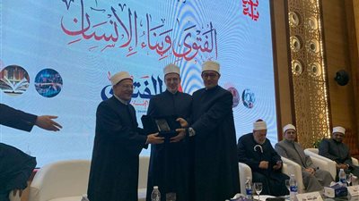 تكريم الدكتور شوقي علام خلال ندوة 