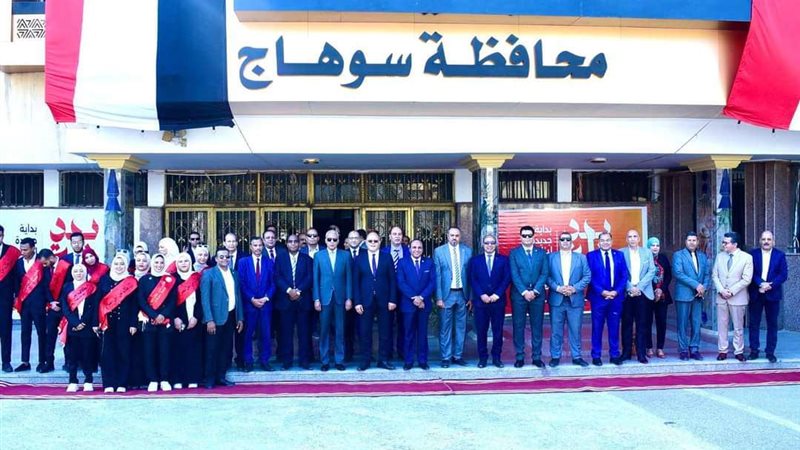 محافظ سوهاج برفقة