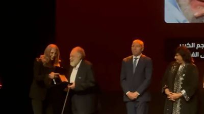 يحيى الفخراني يُكرّم بجائزة المسرح ويهديها للفنان الراحل حمدي غيث