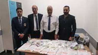 خبأها في ملابسه.. ضبط راكب حاول تهريب عملات أجنبية بمطار القاهرة