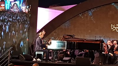 عمرو سليم يسحر الجمهور بمقطوعة «زهرة المدائن» في افتتاح مهرجان الموسيقى العربية