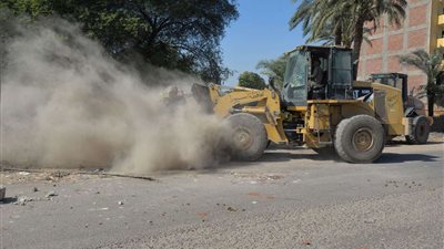 محافظ أسيوط يشهد اصطفاف 130 قلاب ولودر من المراكز والاحياء للمشاركة في رفع المخلفات من منطقة سور الأزهر