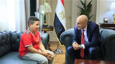 وزير التربية والتعليم يلتقي الطالب علي حمادة لدعمه في مسيرته التعليمية