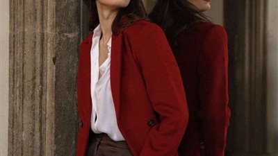 إطلالة راقية وجذابة لموضة شتاء 2024/2025 مع المعطف الأحمر البوردو