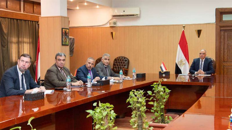 وزير الري يستعرض