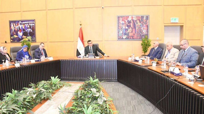 وزير الإسكان يتابع