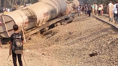 انقلاب قطار بضائع في سقارة.. إصابات وفتح تحقيقات