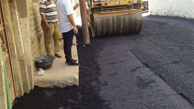 رصف منطقة الحدادين بمركز صدفا ضمن خطة المحافظة لرصف وتحسين الطرق الداخلية بأسيوط
